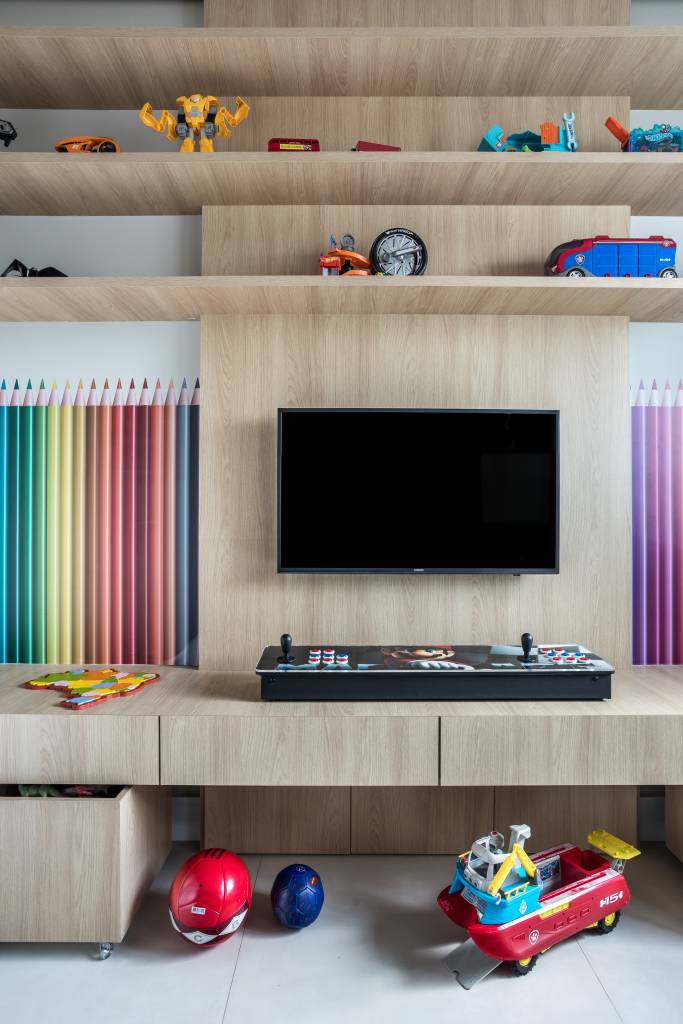 Móvel de apoio é buffet e cristaleira em sala de jantar de apartamento elegante. Projeto de DC55 Arquitetura.