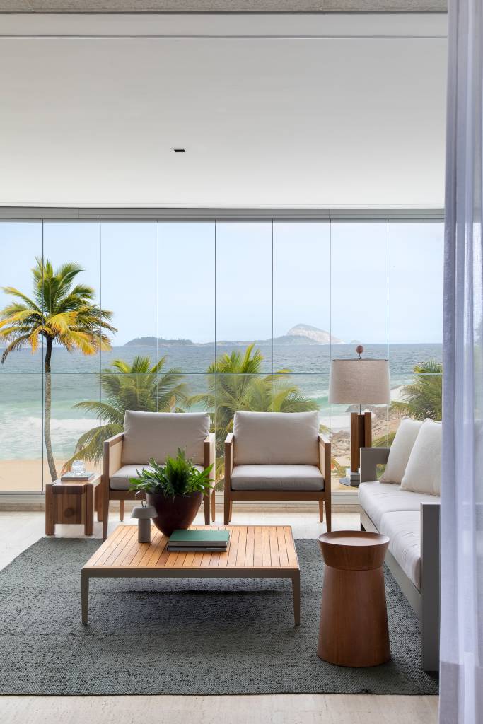 Neste apartamento, móvel multiuso em living abriga louceiro, adega e bar. Projeto de escritório LessaZanetta.