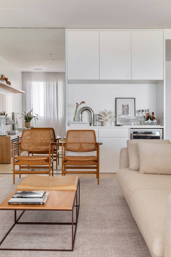 Neste apartamento, móvel multiuso em living abriga louceiro, adega e bar. Projeto de escritório LessaZanetta.