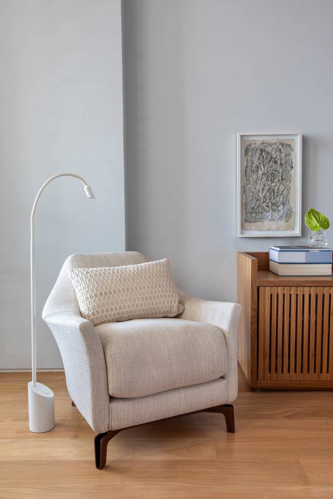 Neste apartamento, móvel multiuso em living abriga louceiro, adega e bar. Projeto de escritório LessaZanetta.