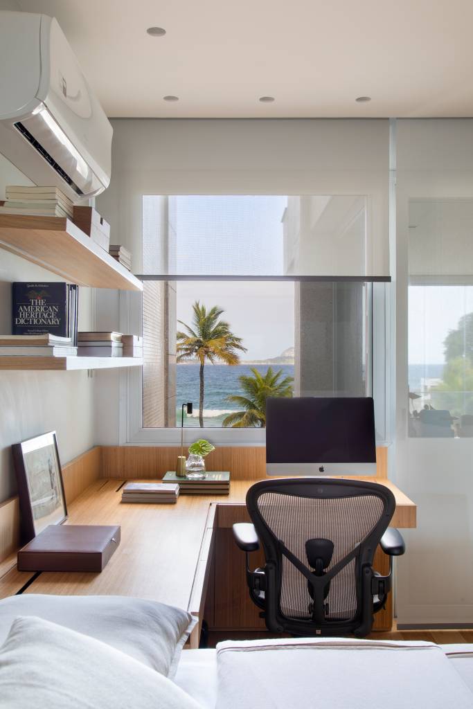 Neste apartamento, móvel multiuso em living abriga louceiro, adega e bar. Projeto de escritório LessaZanetta.