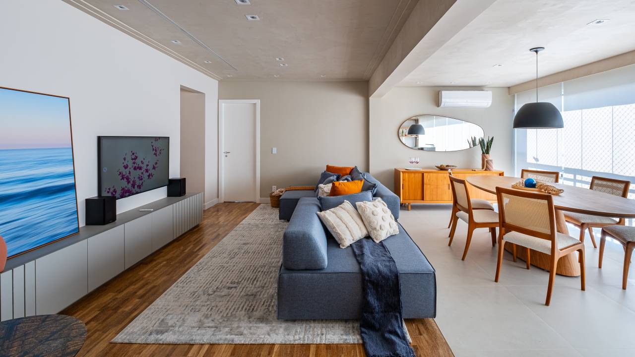 Neste apê, sofá com encosto removível pode se voltar para sala de estar ou área gourmet. Projeto de Go Up Arquitetura.