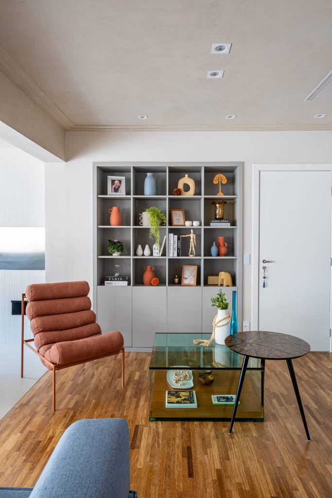 Neste apê, sofá com encosto removível pode se voltar para sala de estar ou área gourmet. Projeto de Go Up Arquitetura.