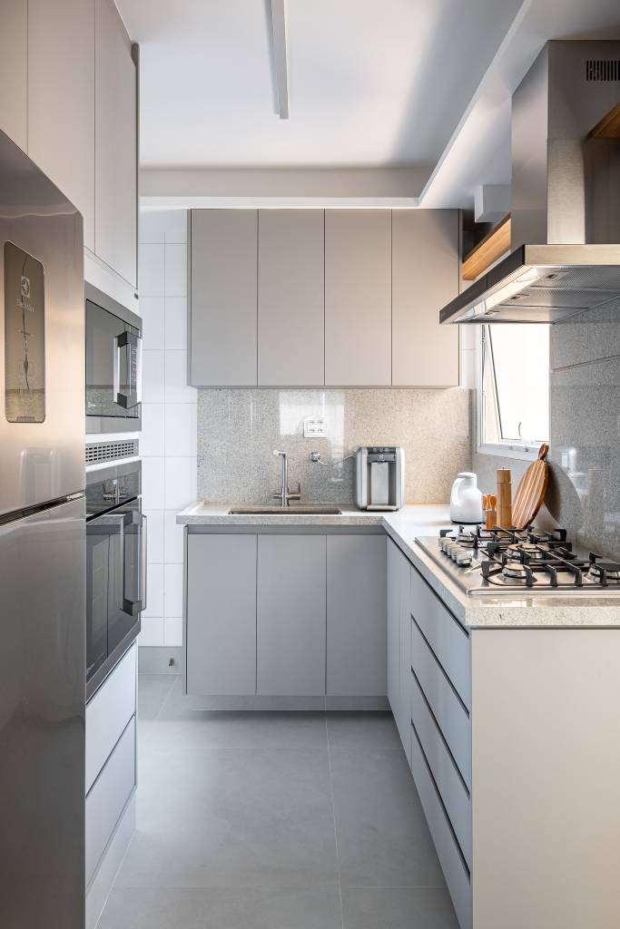 Neste apê, sofá com encosto removível pode se voltar para sala de estar ou área gourmet. Projeto de Go Up Arquitetura.