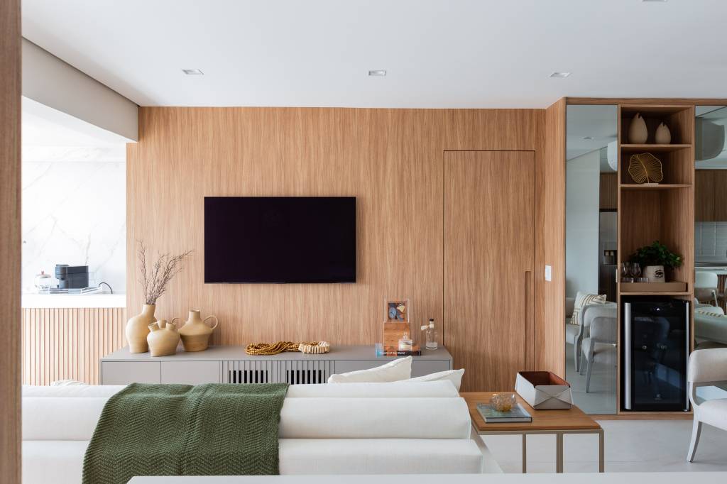 Painéis mimetizados dão ar clean a este apartamento de 104 m². Projeto de Daniela Funari.