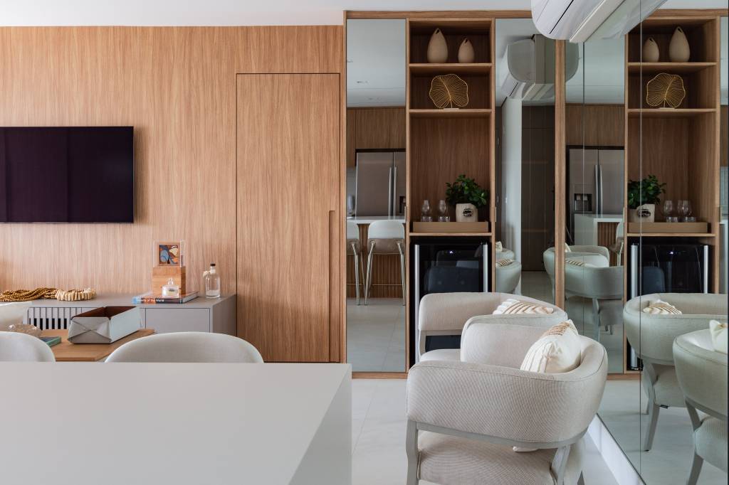 Painéis mimetizados dão ar clean a este apartamento de 104 m². Projeto de Daniela Funari.
