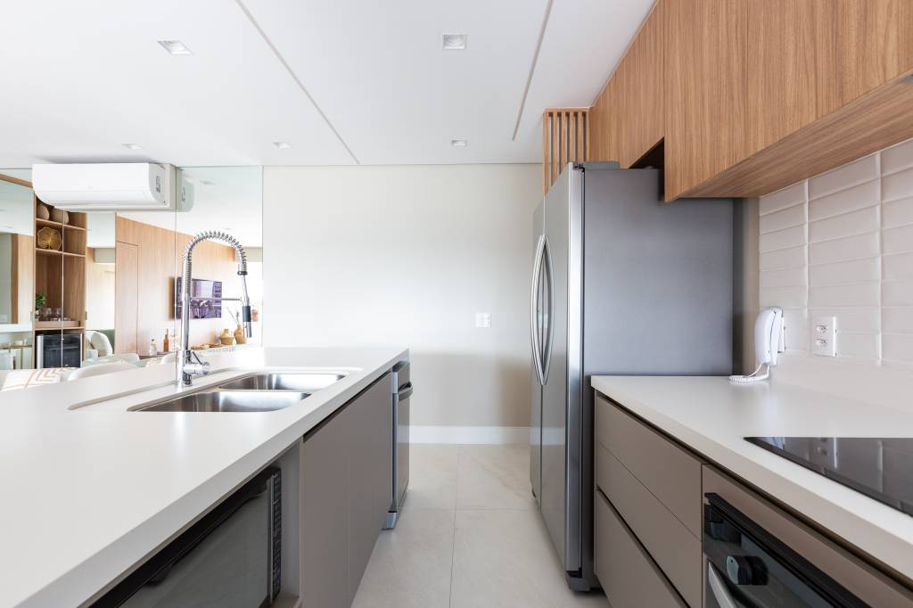 Painéis mimetizados dão ar clean a este apartamento de 104 m². Projeto de Daniela Funari.