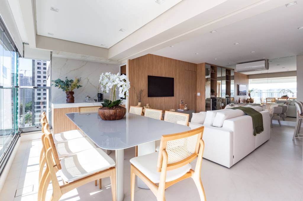 Painéis mimetizados dão ar clean a este apartamento de 104 m². Projeto de Daniela Funari.