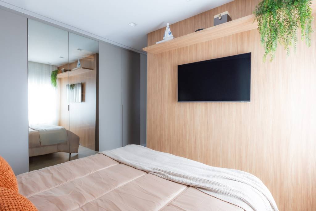 Painéis mimetizados dão ar clean a este apartamento de 104 m². Projeto de Daniela Funari.