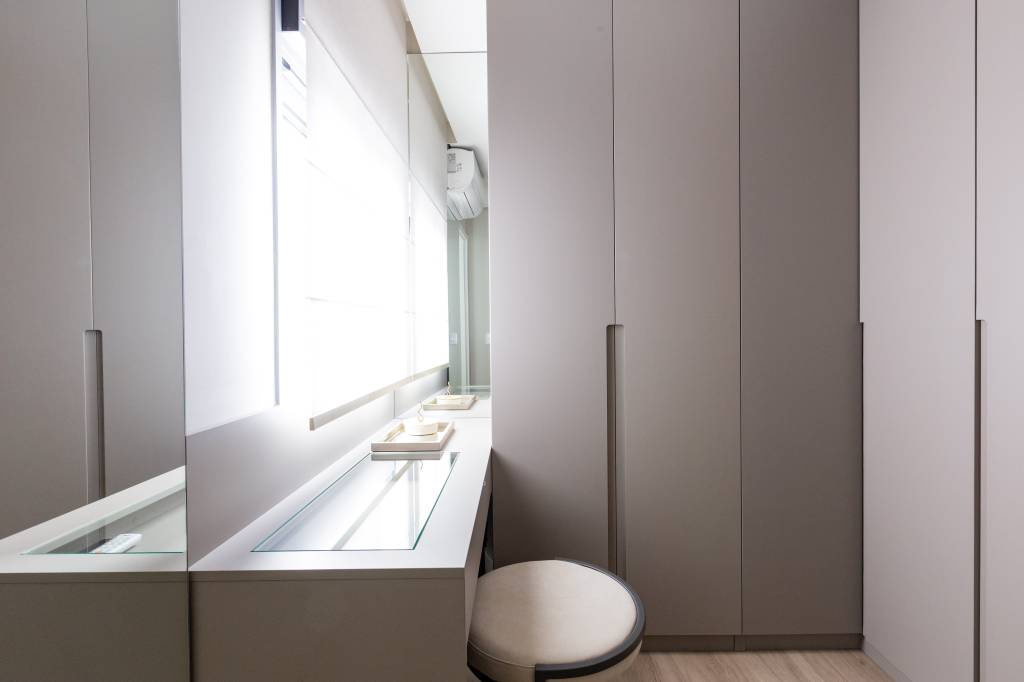 Painéis mimetizados dão ar clean a este apartamento de 104 m². Projeto de Daniela Funari.