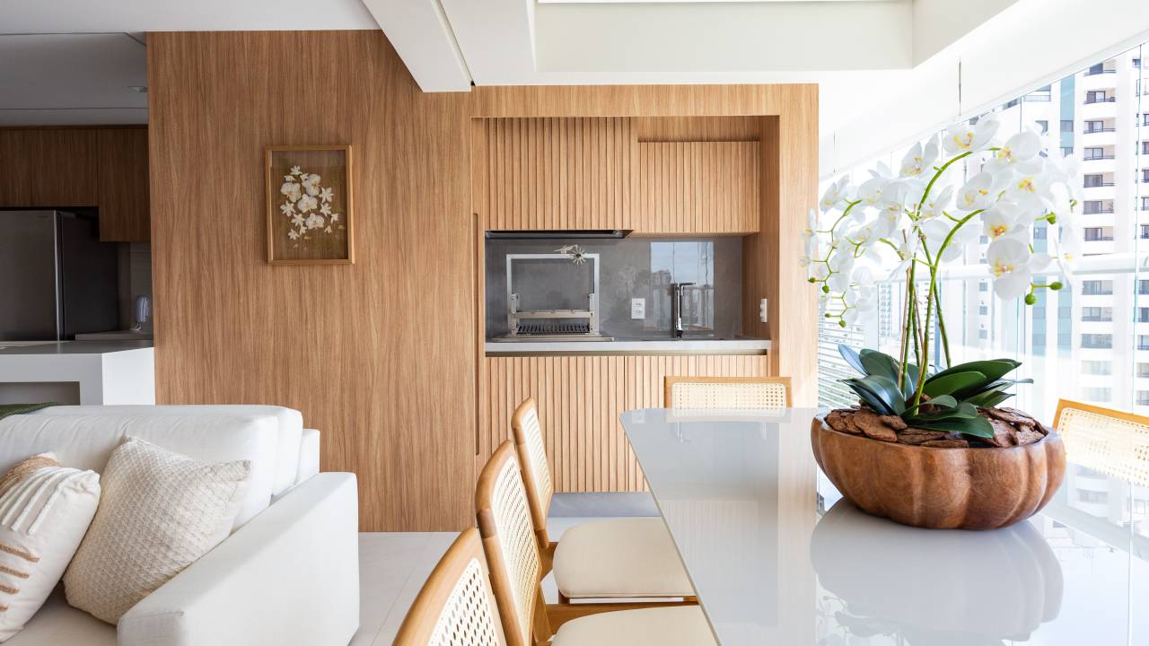 Painéis mimetizados dão ar clean a este apartamento de 104 m². Projeto de Daniela Funari.