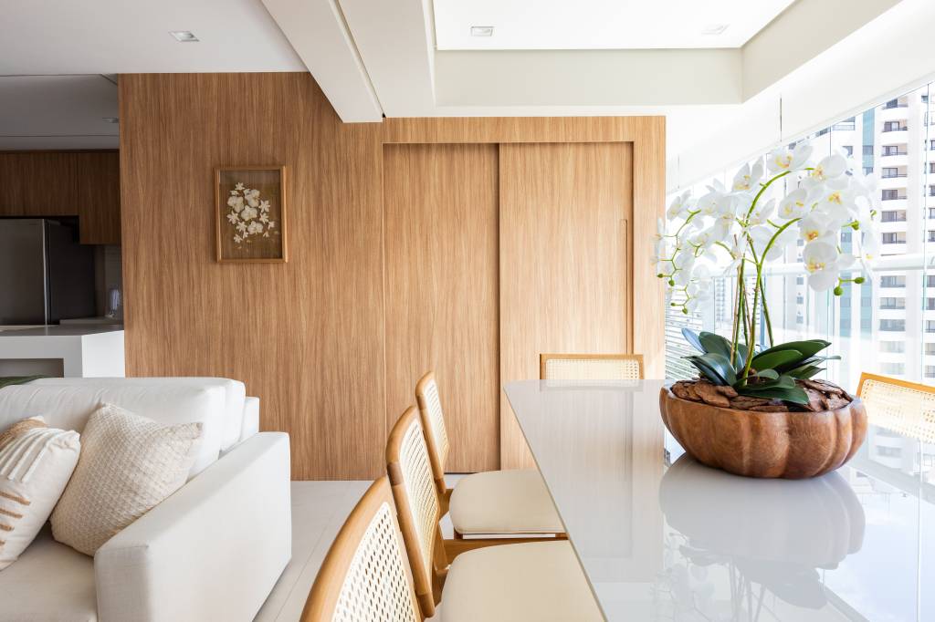 Painéis mimetizados dão ar clean a este apartamento de 104 m². Projeto de Daniela Funari.