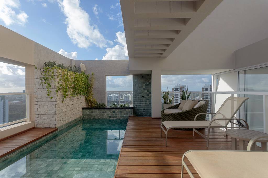 Penthouse de 180 m² tem área gourmet com vista para piscina