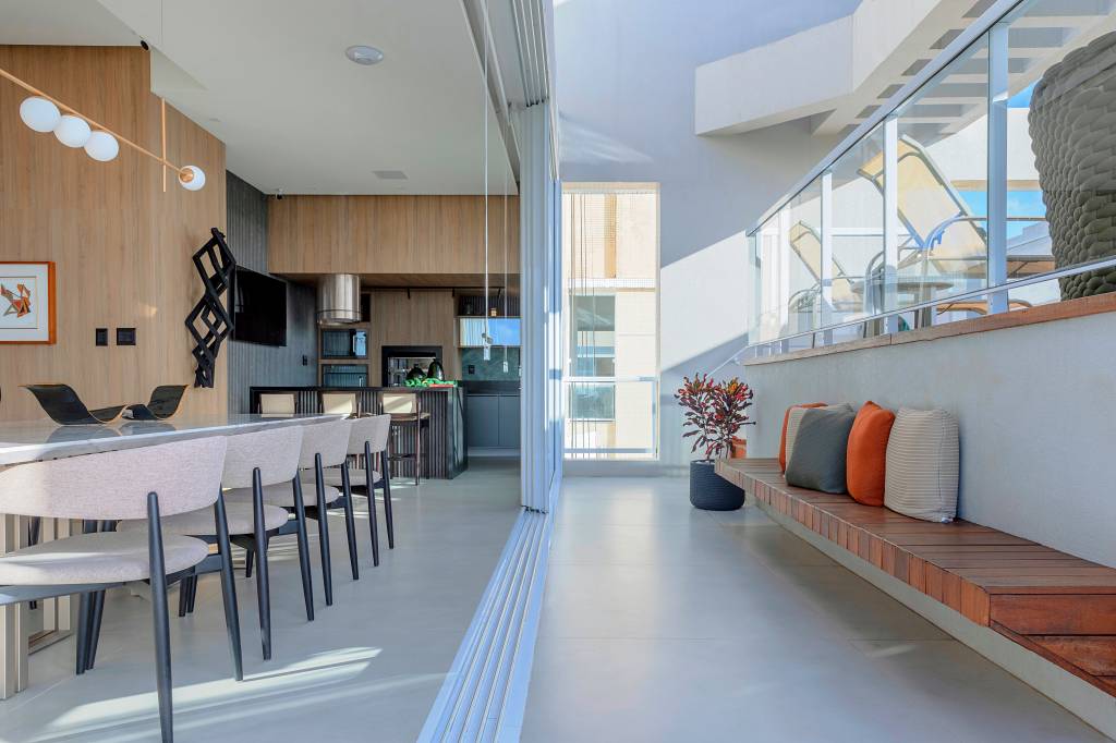 Penthouse de 180 m² tem área gourmet com vista para piscina. Projeto de T3 Arquitetura.
