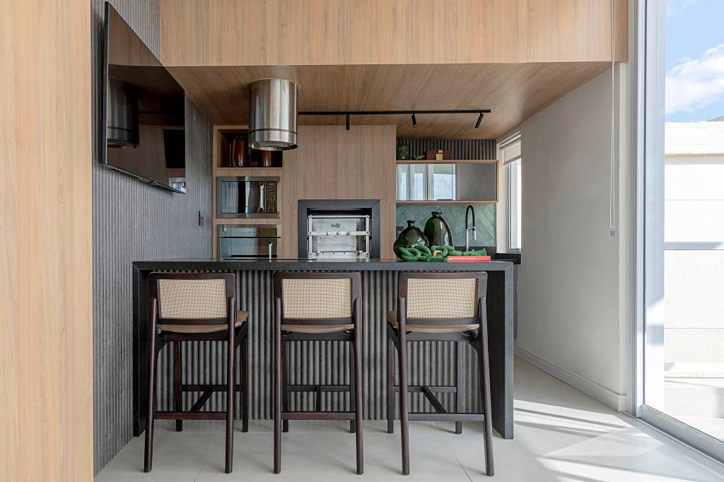 Penthouse de 180 m² tem área gourmet com vista para piscina. Projeto de T3 Arquitetura.