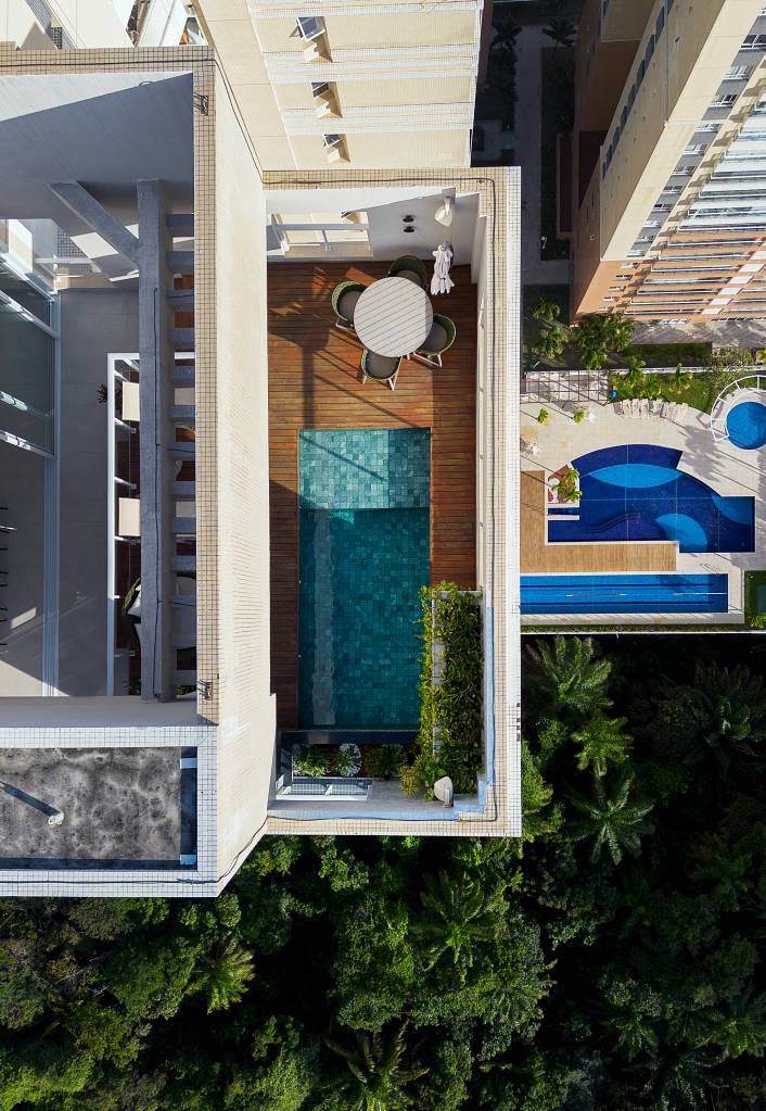 Penthouse de 180 m² tem área gourmet com vista para piscina. Projeto de T3 Arquitetura.