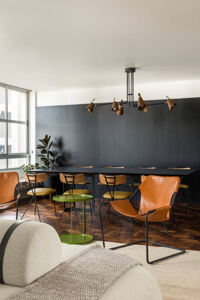 Porta sanfonada de vidro conecta área social e cozinha em apartamento 170 m². Projeto de Kuster Brizola Arquitetos.