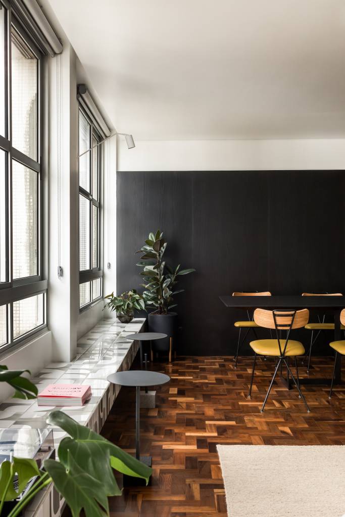 Porta sanfonada de vidro conecta área social e cozinha em apartamento 170 m². Projeto de Kuster Brizola Arquitetos.