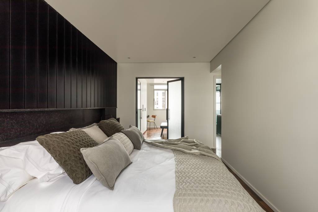 Porta sanfonada de vidro conecta área social e cozinha em apartamento 170 m². Projeto de Kuster Brizola Arquitetos.