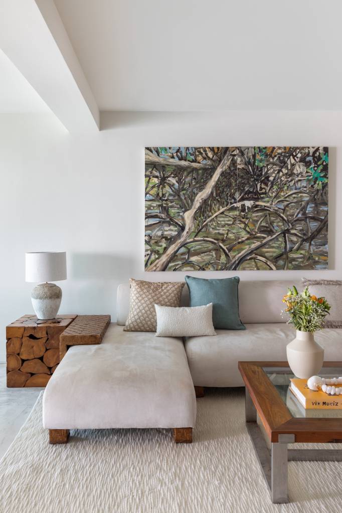 reforma-em-apartamento-transforma-quarto-em-espaco-zen-com-futon-e-teto-forrado-de-bambu-casa-cururu-05-quadro-sala Reforma em apartamento transforma quarto em espaço zen com futon e teto forrado de bambu. Projeto Casa Cururu.