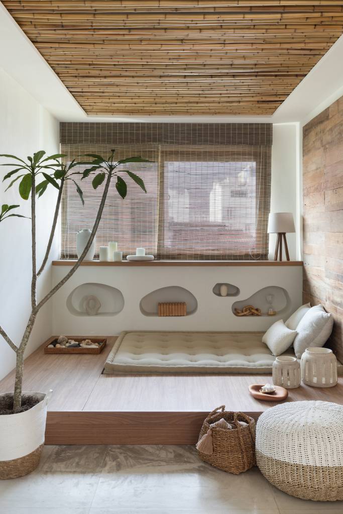 Reforma em apartamento transforma quarto em espaço zen com futon e teto forrado de bambu. Projeto Casa Cururu.