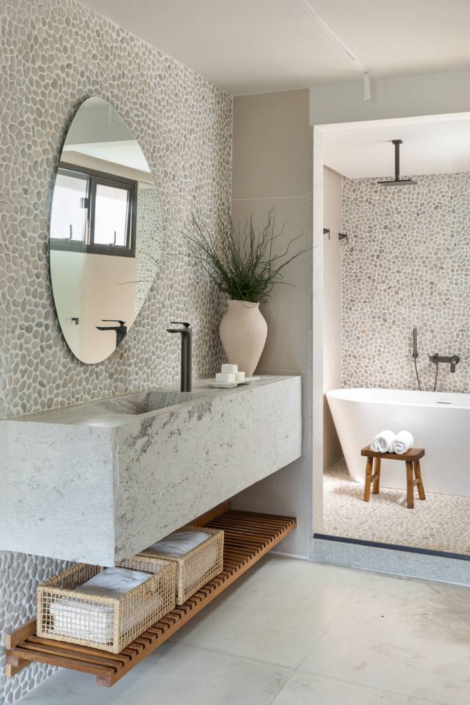 reforma-em-apartamento-transforma-quarto-em-espaco-zen-com-futon-e-teto-forrado-de-bambu-casa-cururu-13-banheiro-pedras Reforma em apartamento transforma quarto em espaço zen com futon e teto forrado de bambu. Projeto Casa Cururu.