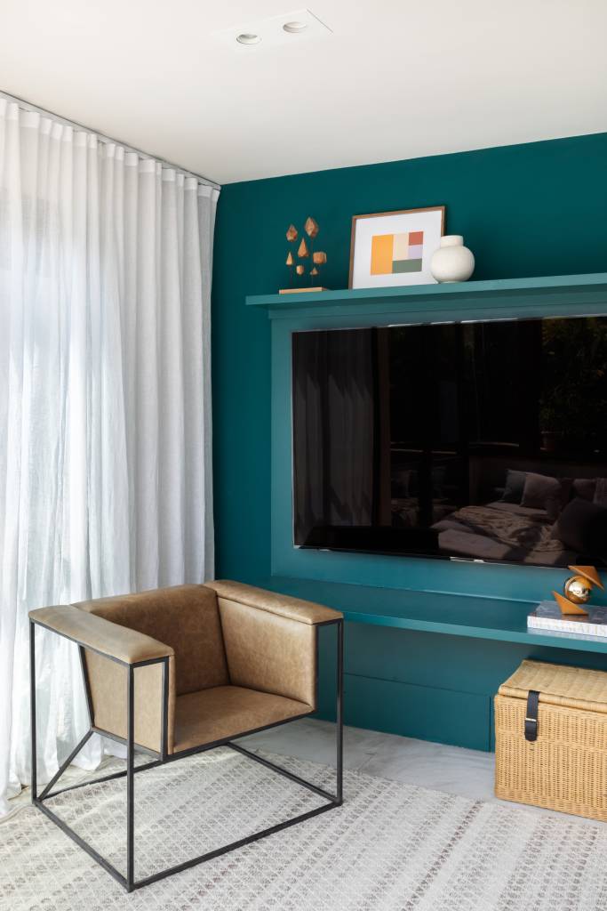 reforma-em-apartamento-transforma-quarto-em-espaco-zen-com-futon-e-teto-forrado-de-bambu-casa-cururu-14-sala-azul-turquesa Reforma em apartamento transforma quarto em espaço zen com futon e teto forrado de bambu. Projeto Casa Cururu.