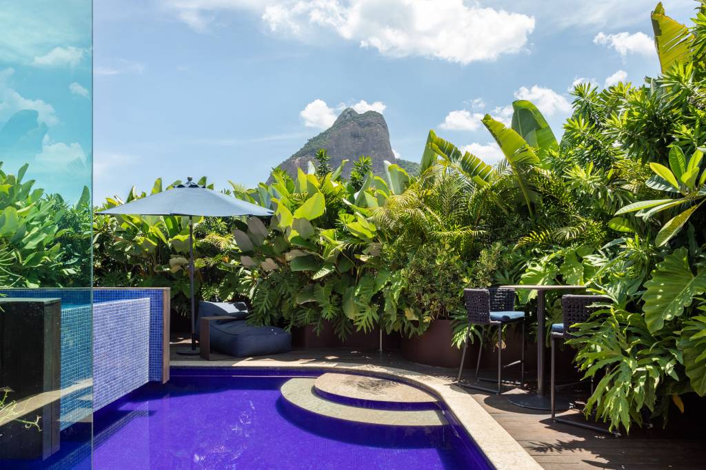 reforma-em-apartamento-transforma-quarto-em-espaco-zen-com-futon-e-teto-forrado-de-bambu-casa-cururu-17-piscina-jardim Reforma em apartamento transforma quarto em espaço zen com futon e teto forrado de bambu. Projeto Casa Cururu.