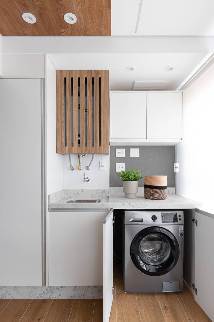 Suíte de apartamento de 72 m² tem varandinha com jardim vertical. Projeto de RMV Interiores.