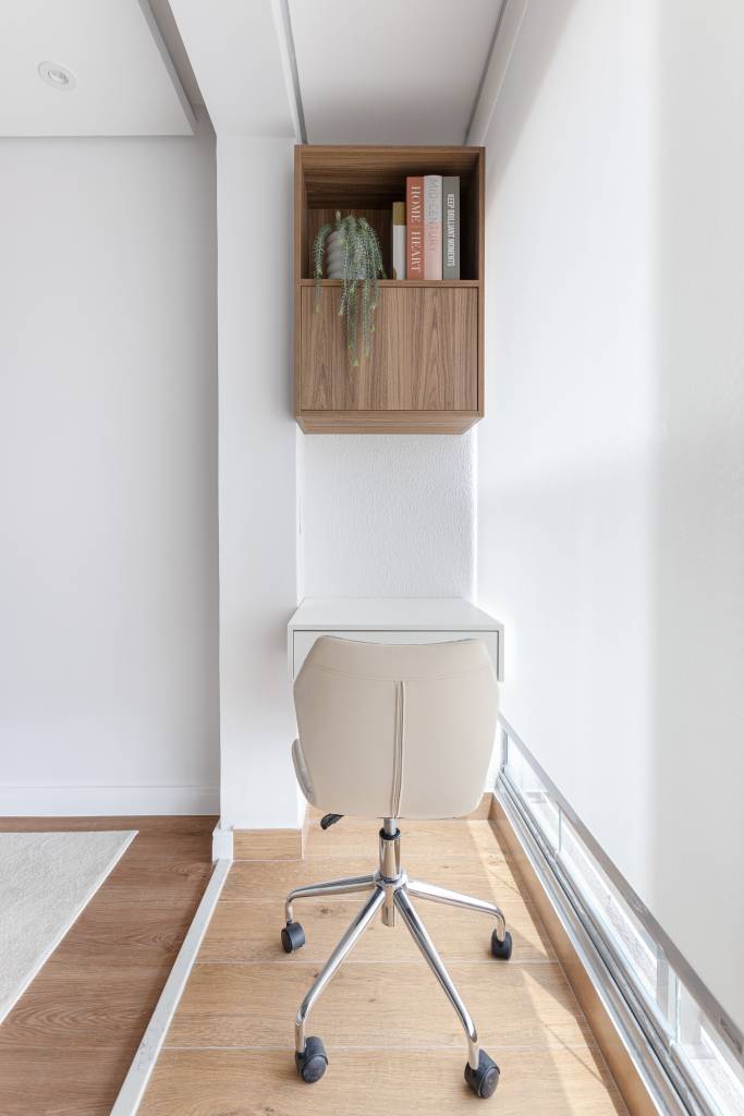 Suíte de apartamento de 72 m² tem varandinha com jardim vertical. Projeto de RMV Interiores.
