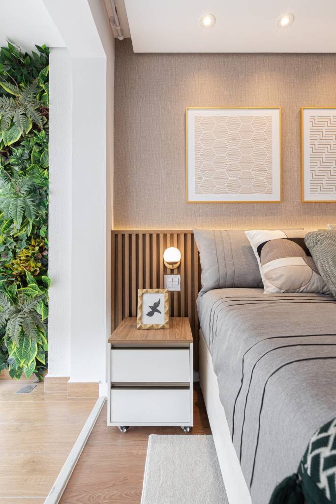 Suíte de apartamento de 72 m² tem varandinha com jardim vertical. Projeto de RMV Interiores.