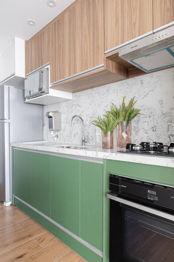 Suíte de apartamento de 72 m² tem varandinha com jardim vertical. Projeto de RMV Interiores.
