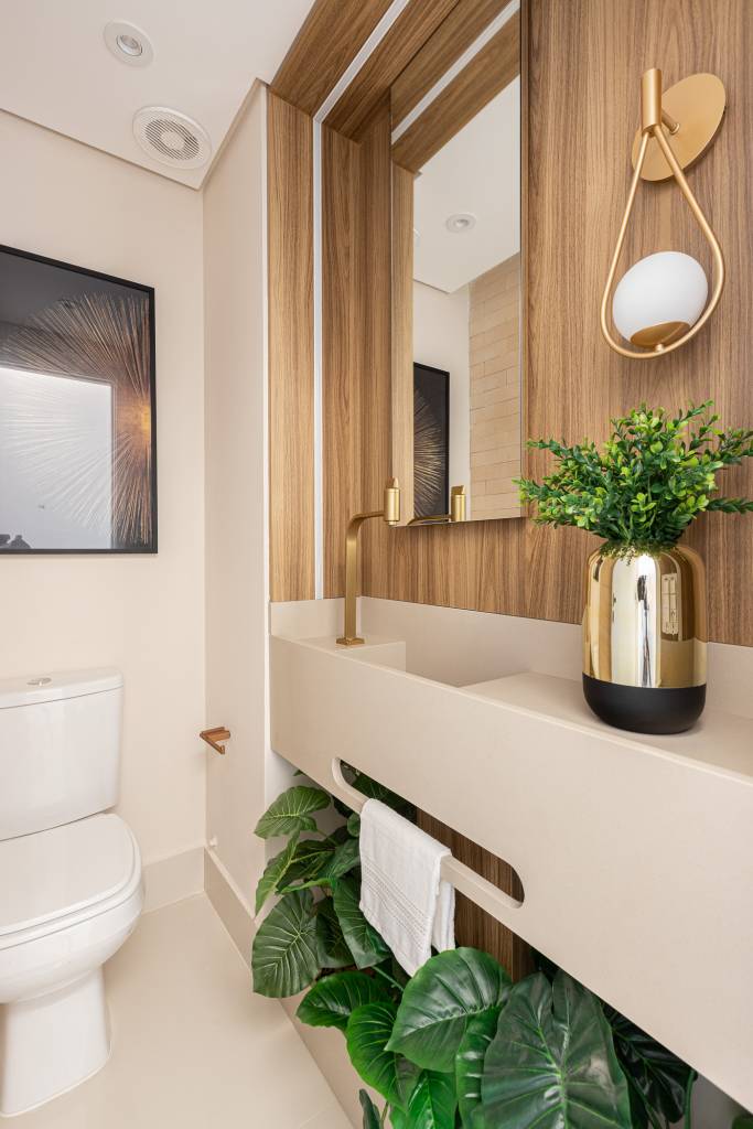 Suíte de apartamento de 72 m² tem varandinha com jardim vertical. Projeto de RMV Interiores.