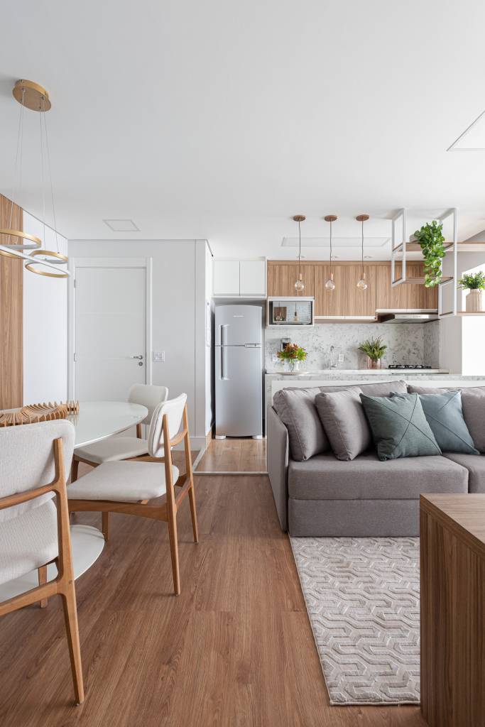 Suíte de apartamento de 72 m² tem varandinha com jardim vertical. Projeto de RMV Interiores.