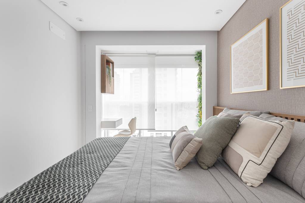 Suíte de apartamento de 72 m² tem varandinha com jardim vertical. Projeto de RMV Interiores.