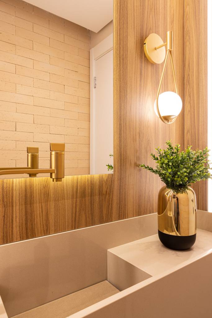 Suíte de apartamento de 72 m² tem varandinha com jardim vertical. Projeto de RMV Interiores.