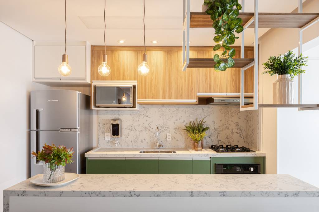 Suíte de apartamento de 72 m² tem varandinha com jardim vertical. Projeto de RMV Interiores.
