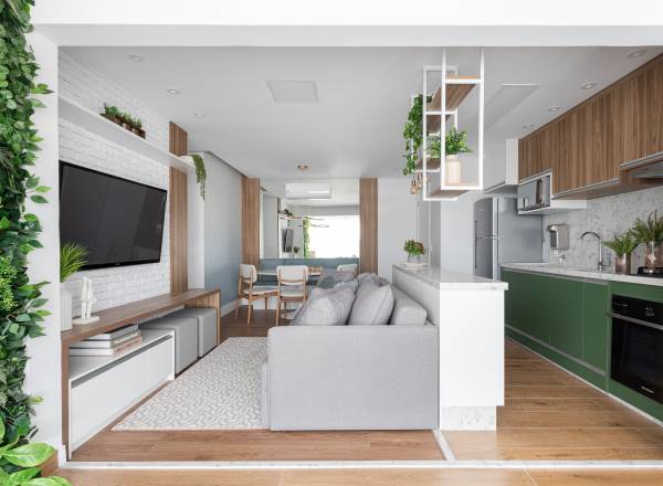 Suíte de apartamento de 72 m² tem varandinha com jardim vertical. Projeto de RMV Interiores.