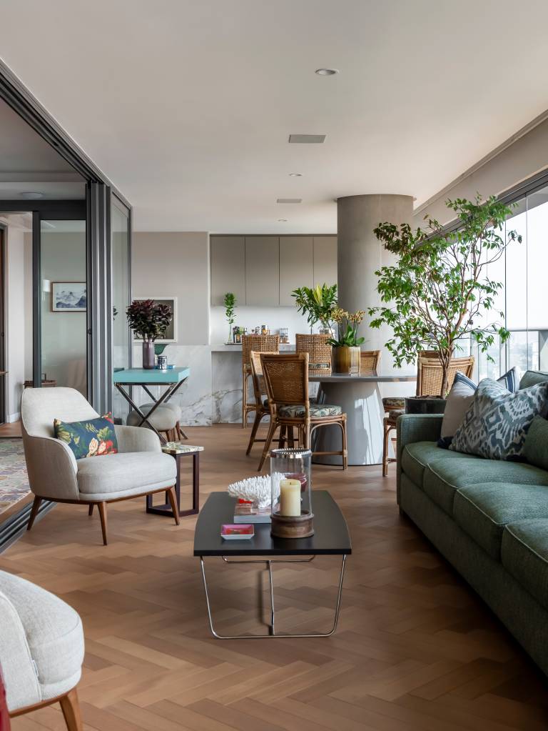 Terraço de apartamento tem piso de bambu e mármore natural. Projeto de Juliana Fabrizzi Arquitetura.