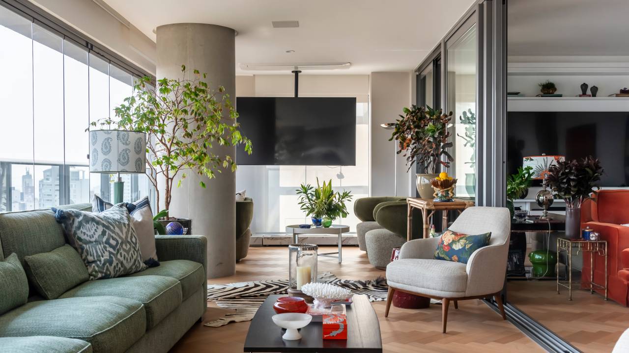 Terraço de apartamento tem piso de bambu e mármore natural. Projeto de Juliana Fabrizzi Arquitetura.