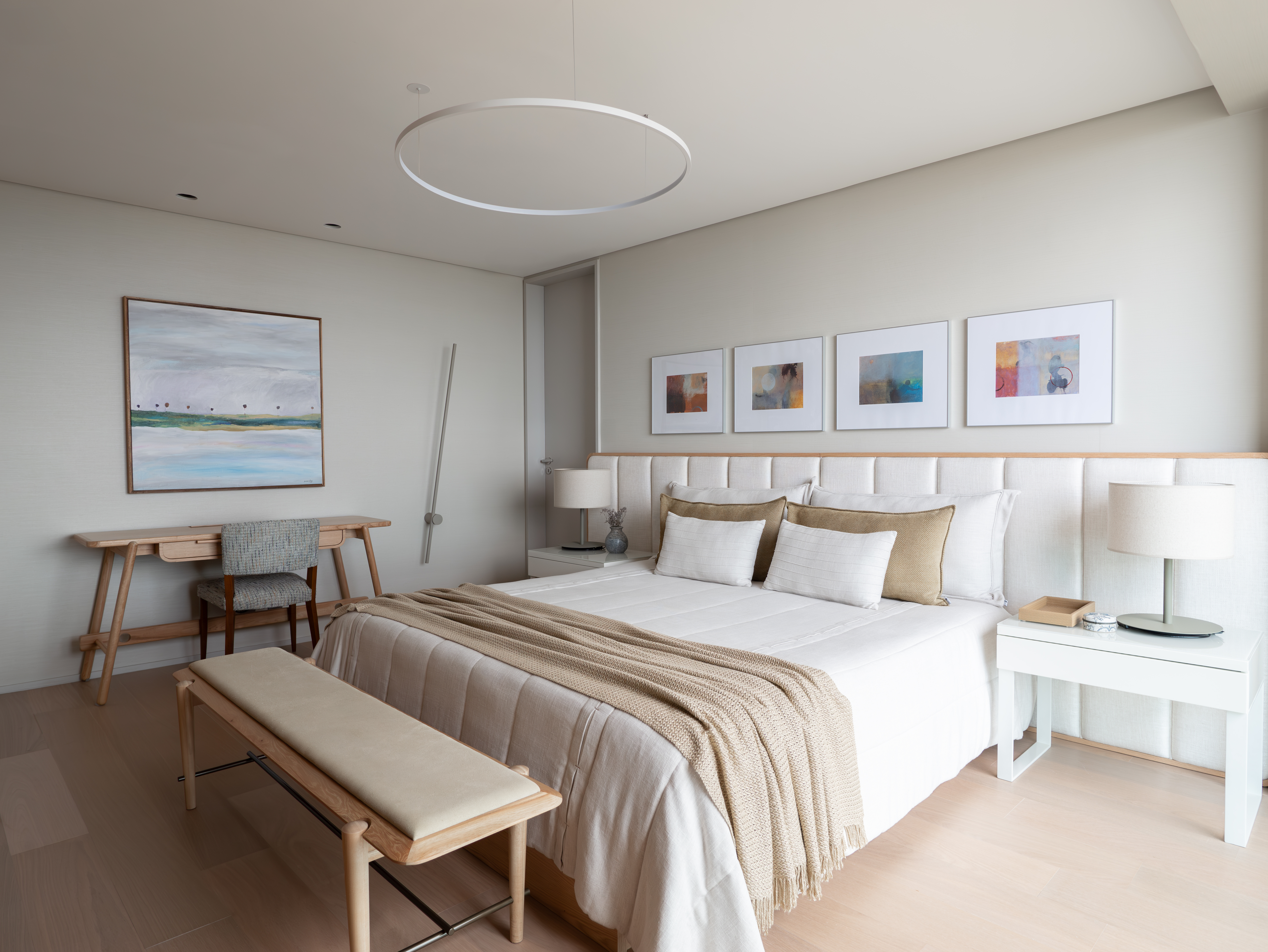 2 em 1: reforma dobrou o espaço ao unir dois apartamentos. Projeto de FRS Arquitetura. Na foto, quarto com cabeceira clara e quadros na parede.