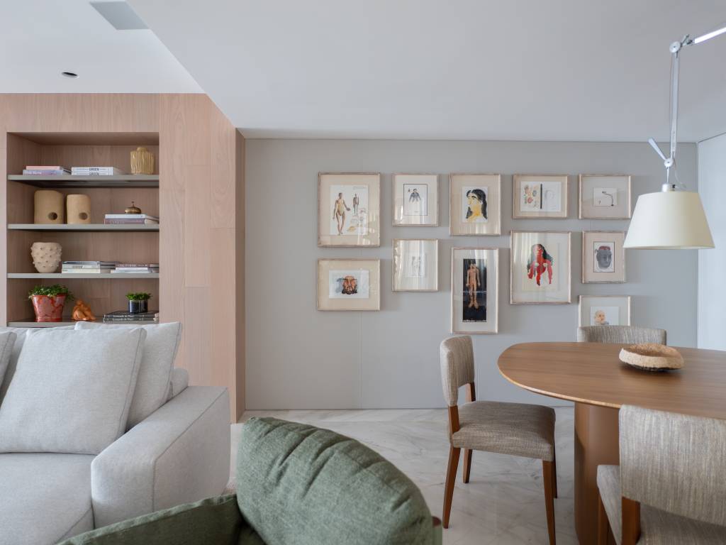 2 em 1: reforma dobrou o espaço ao unir dois apartamentos. Projeto de FRS Arquitetura. Na foto, sala com diversos quadros na parede.