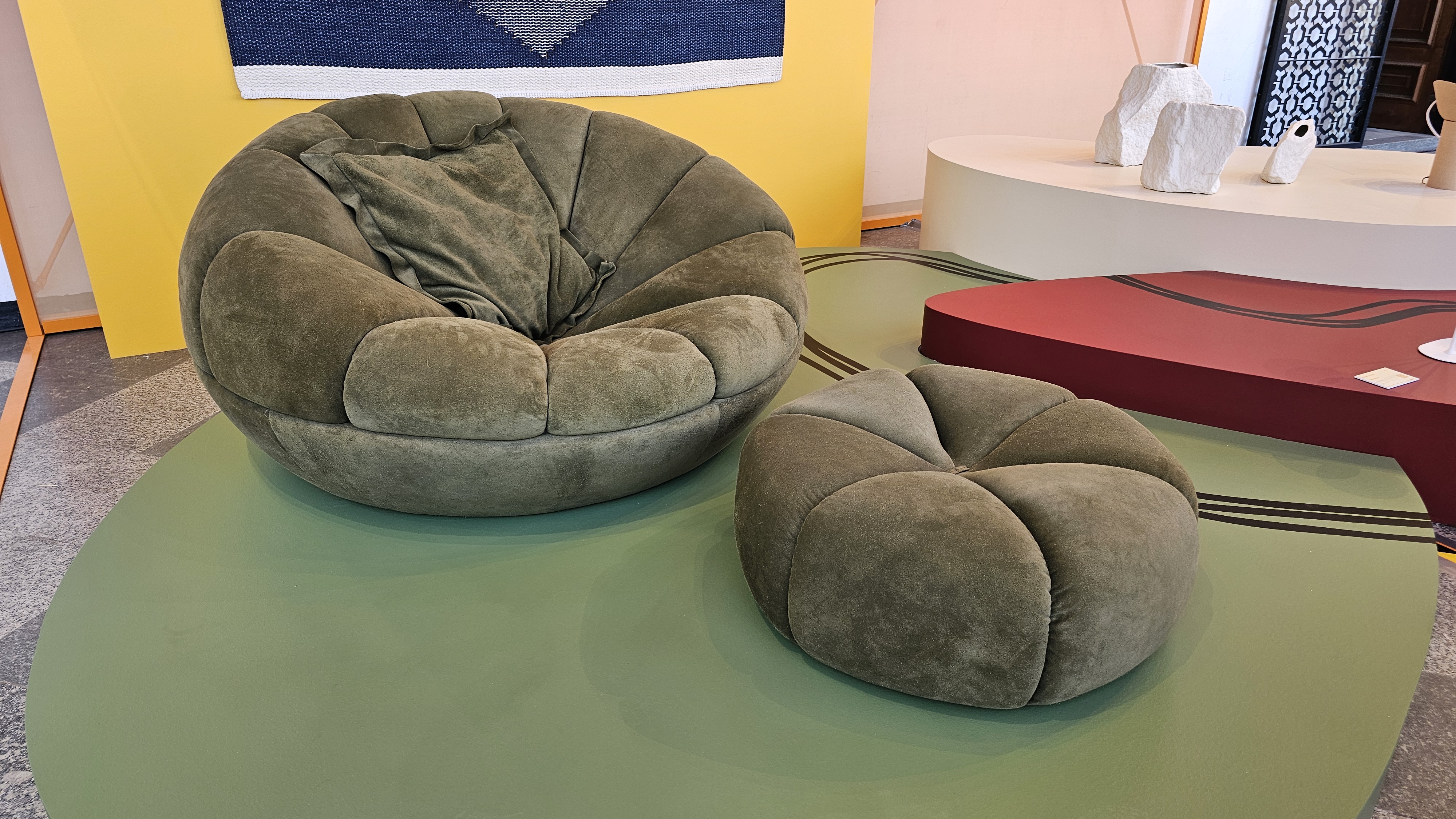 Poltrona Bergamota, assinada por Samuca Gerber e apresentada na Semana de Design de Milão