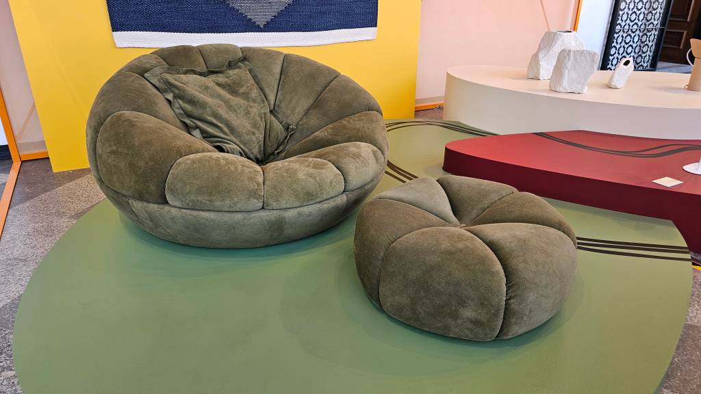 Poltrona Bergamota, assinada por Samuca Gerber e apresentada na Semana de Design de Milão
