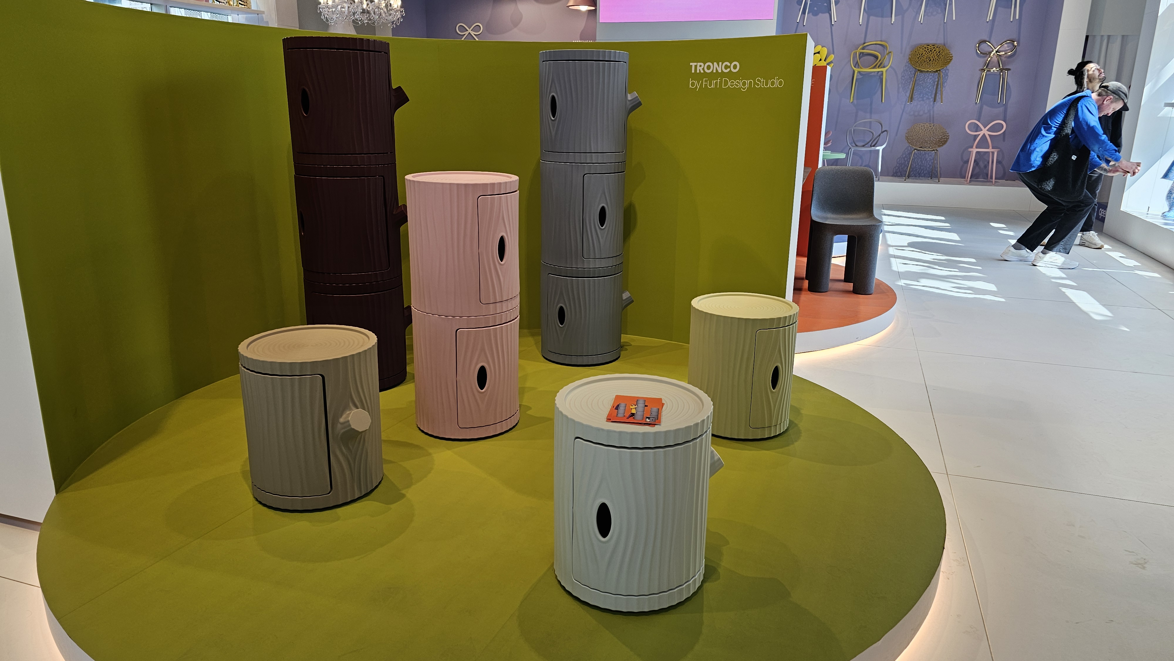 Armário Tronco, assinado pela Furf Design Studio para a Queeboo, apresentado na Semana de Design de Milão