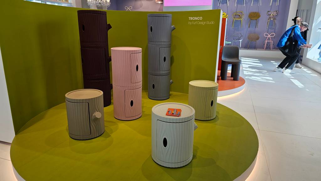 Armário Tronco, assinado pela Furf Design Studio para a Queeboo, apresentado na Semana de Design de Milão