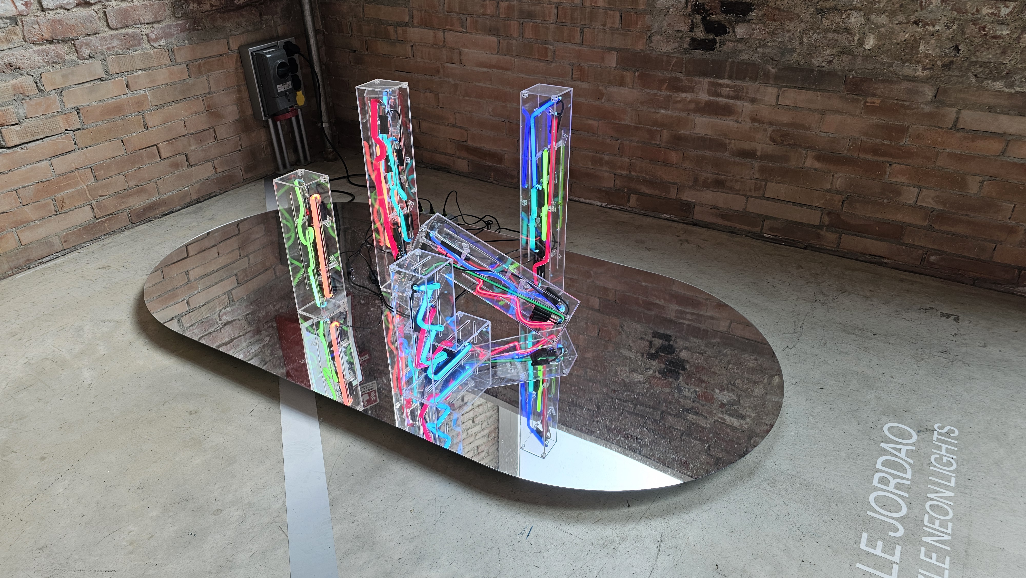 Coleção Neon Puzzle, por Alê Jordão