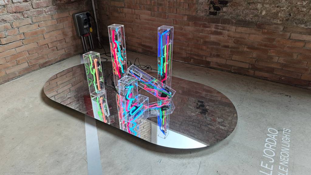 Coleção Neon Puzzle, por Alê Jordão