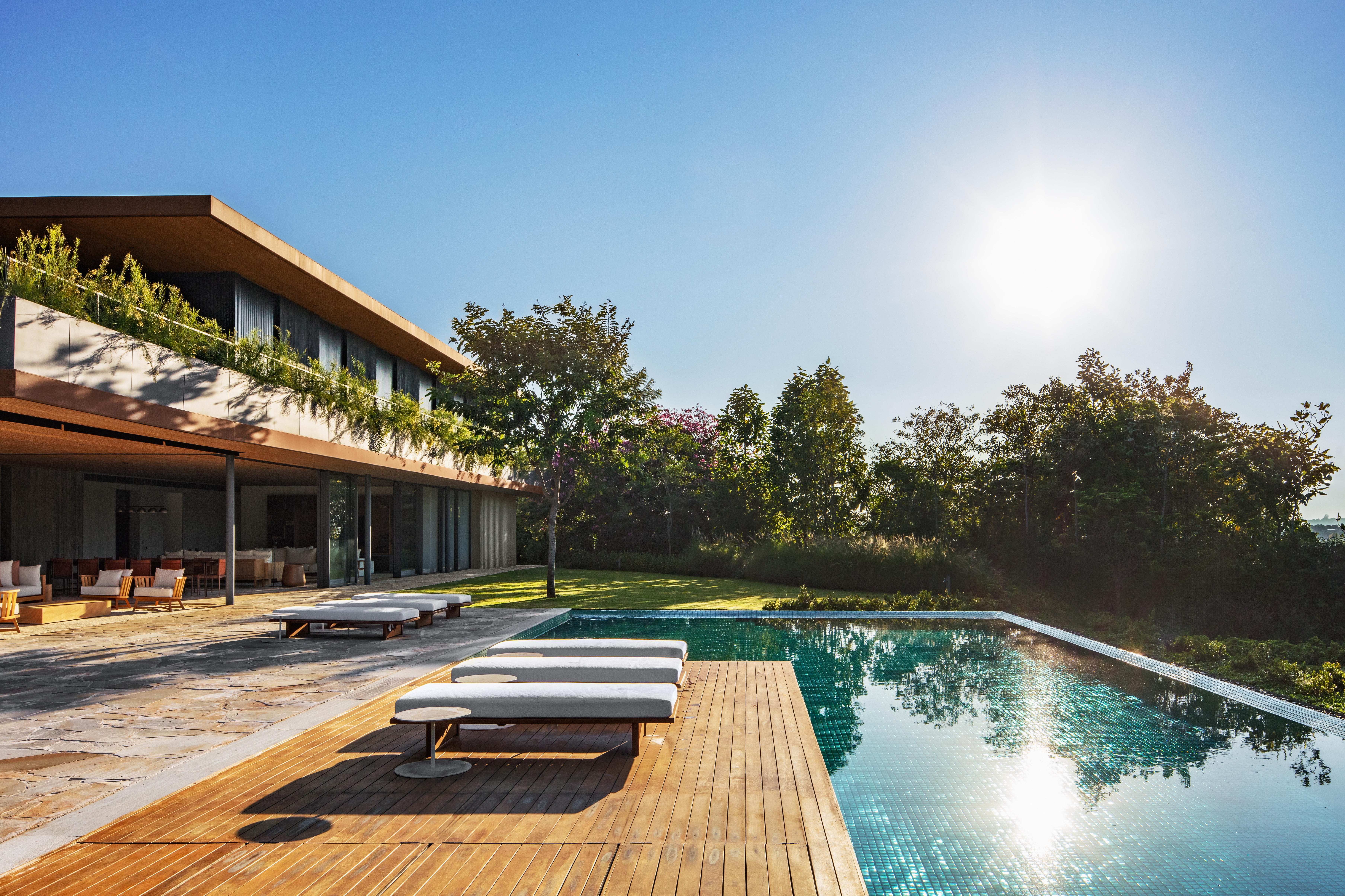 Casa sustentável no meio do mato usou brises para garantir privacidade. Projeto de Matheus Farah e Manoel Maia Arquitetura. Na foto, piscina com deck.