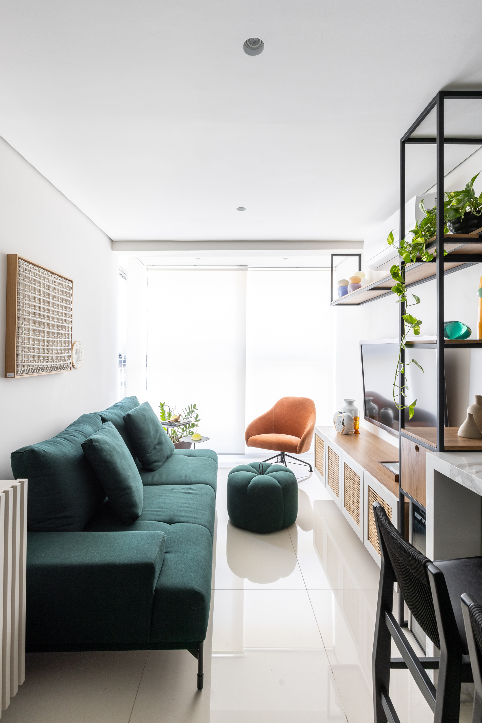 Como escolher os tecidos ideais para a casa? Projeto de Elisa Maretti. Na foto, sala de estar com sofá verde.
